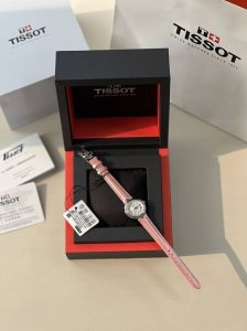 粉色就是比较小女人一些！！ 这个甜妹子来入！！ 从风格到细节！ 都是一块百搭的简约款！ 不用去柜子浪费钱！