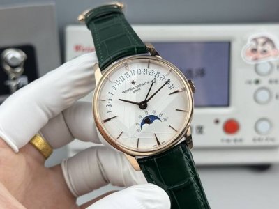白 -金 全新升级版Vacheron Constantin 经典之美品鉴江诗丹顿传承逆跳日历款腕表 型号40 00R-B329。盘面设计独树一帜，功能简单实用。