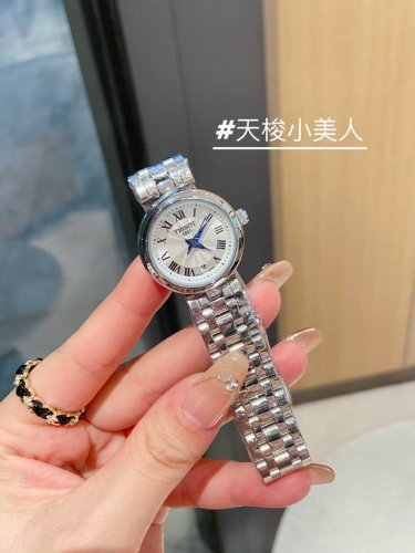 天梭出得新款嘉丽小美人系列，整体非常简洁，26Mm的表盘很精致小巧，厚度刚刚好！不愧是小美人～戴起来也是非常好看的～值得入手手表之一。