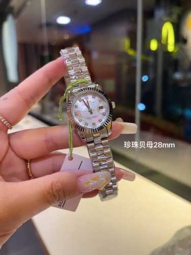 新款推荐 劳力士 28Mm精致小表螺旋后盖 珍珠贝母 女款钻面 爆款推荐 设计显出独特高贵优雅女神气质！316精钢搭配原装拉扣，不显浮华的风格广受女神喜爱，逐渐