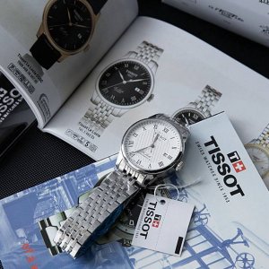 天梭-Tissot经典力洛克男士系列 型号：T006.407.11.033 壳套：316L精钢 表带：316L精钢 机芯：自动机械 镜面：矿物质防刮镜面玻璃 尺