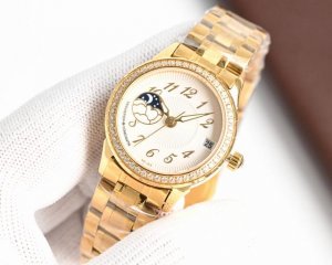 江诗丹顿-Vacheron Constantin淑女珠宝系列 月[月亮]相 系列9字位日月星辰功能，搭载原装进口月相机芯 0返修0售后 ， 采用高端珍珠贝母表盘