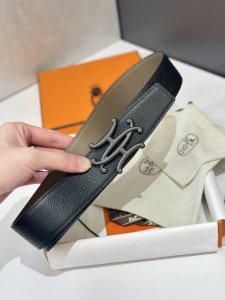 特 爱马仕 HermèS 男款腰带以其精湛的工艺、高品质的材料和经典的设计而备受推崇，是男士时尚配饰中的顶级选择。最具标志性的设计是带有“H”标志的扣头，简约大