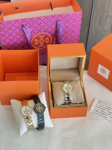 Toryburch汤丽柏琦双T圆盘中号手表 Tb双T圆盘中号每一次轻抬手腕不经意间 闪着高级的金属光泽在阳光的照耀下就像一闪耀的星星！也仿佛在提醒自己，放慢脚步