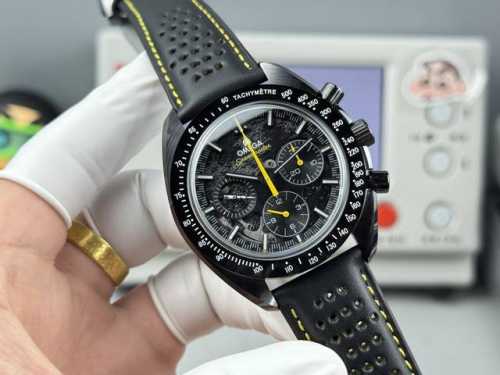 新款第二代“全陶瓷工艺”阿波罗-Bls新品 首次采用“全陶瓷”工艺，欧米茄 最新超霸系列 月之暗面腕表，陶瓷是一种通过高温烧制而成的无机非金属物质。这一材质可以