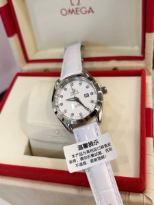 新品欧米茄海马系列 鳄鱼皮 白壳 金色 钻石圈20 专柜爆款，独家首发！ 欧米茄海马系列aqua Terra女士腕表环镶璀璨美钻，诠释精致迷人风范。 这款精钢腕