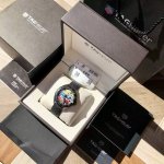 新款Formula 1特别版，石英款！盘面装饰名为Monopi的小银行家形象，他脸上蒙着红色丝巾，手里显眼的腕表、一副夸张的神态，～41Mm的直径，可旋转表圈镶