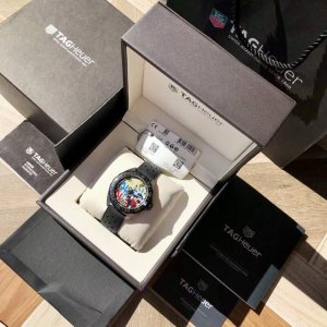 新款Formula 1特别版，石英款！盘面装饰名为Monopi的小银行家形象，他脸上蒙着红色丝巾，手里显眼的腕表、一副夸张的神态，～41Mm的直径，可旋转表圈镶