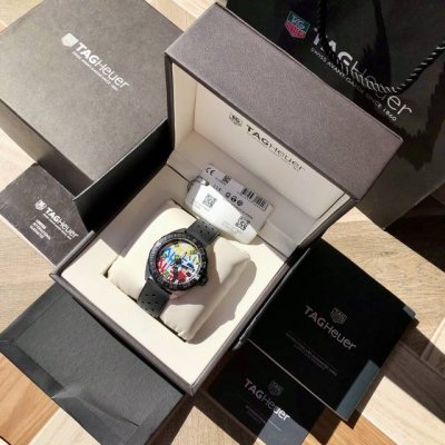 新款Formula 1特别版，石英款！盘面装饰名为Monopi的小银行家形象，他脸上蒙着红色丝巾，手里显眼的腕表、一副夸张的神态，～41Mm的直径，可旋转表圈镶