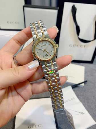 独家实拍，认准品质与细节 古驰vintage Gucci带着岁月的质感，中古款里的常青树，酷girl风格。黑金无法抗拒的复古高级感，简约又甜酷。经典磨砂灰盘带日 - 点击图像关闭