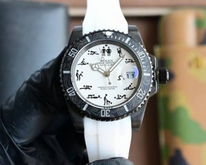 黑壳 日本机+100 新品 劳力士Rolex“春宫表”17世纪末，为满足贵族对奢华艺术的追求，欧洲制表师们特将春宫图案绘制在钟表之上，于是华丽的“春宫表”从此诞