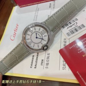 490新款卡地亚蓝气球系列！单排钻石四角钻(配送上手图手链1条)~新款珠宝镶钻真钉设计风格乳白面镶钻表盘、浮现出奢华效果 实物超美瑞士石英机芯尺寸36Mm.镶钻