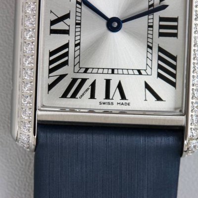 卡地亚全新推出的Tankmust腕表。It Must Be A Tank在所有经典的卡地亚坦克腕表里面，如果要拥有一只作为日常每天戴的腕表，我肯定选Tank S