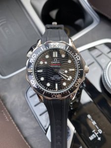 Ω Omega [福]欧米茄 Seamaster 新品海马系列 新款 300米300M 直径42毫米42Mm 潜水表。精钢材质，胶带表带，可透视全自动机械机芯。
