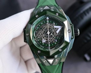 Hublot宇舶表big Bang Sang Bleu 刺青第二代腕表 运用立体几何图形 巧妙的构思 呈现出精妙的浮雕效果以及完美的三维视觉体验 陶瓷表壳采用独