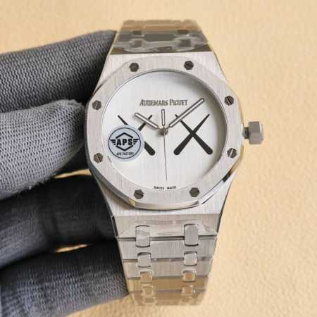 Aps出品。Kaws联名 升级V2版本 械男士腕表 搭载性能稳定的9015改Cal.4302机芯 超级蓝宝石玻璃 更加的耐磨防刮 超强夜光显示 每颗字面钉都是进 - 点击图像关闭