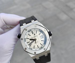 Ap爱彼 皇家橡树离岸系列 15710St 自动机械 42Mm 精钢材质 白色盘面 四分之一黑 单表 现货好价