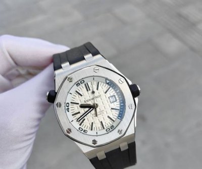 Ap爱彼 皇家橡树离岸系列 15710St 自动机械 42Mm 精钢材质 白色盘面 四分之一黑 单表 现货好价