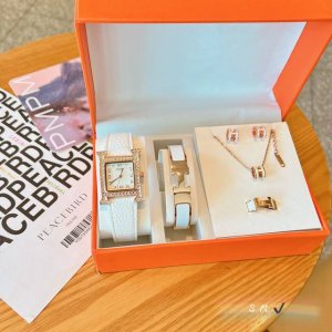 配盒 Hermès 爱马仕 H系列五件套 香港免税店同步上市 优雅与浪漫与艺术格调 套装包括：爱马仕heure H系列石英女表 爱马仕heure H系列钛钢珐琅