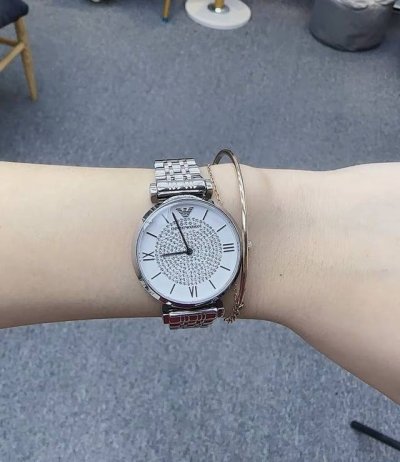 姐妹们有一块手表真的很重要，不仅仅是一个装饰品，更能体现的是咱们的时间观念，Armani满天星我喜欢了好久，今天终于拿下了 很闪很漂亮，颜值不用说，夏天搭配啥都