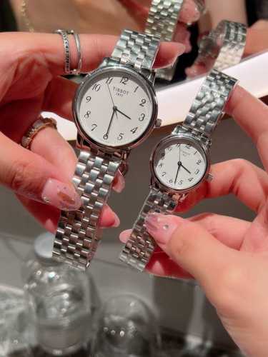 FFF金 钢带10 天梭TISSOT 全新卡森臻我系列情侣对表，刘亦菲黄晓明倾情代言。臻我 寓意每时每刻做真实的自己。每一种身份，皆是兴之所至。每一年真我，都独