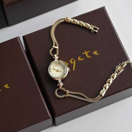 原单agete阿卡朵爆款复古小手表 日本轻奢品牌1990年成立，中古表的领导者 时尚复古的彰显了中古表的所有不可复制的优势～ 经典中的必备品，Agete了解这个 - 点击图像关闭