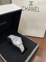 白色数字时标有日历款，Chanel香奈儿J12系列，进口瑞士原装机芯！高科技精密陶瓷搭配精钢旋入式表冠， 蓝宝石玻璃镜面，尺寸33Mm，三重折叠式精钢表扣 防水
