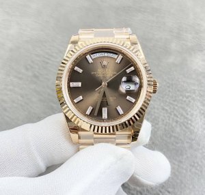 劳力士星期日历型系列228235拿铁咖色表盘腕表，搭载天津海鸥2836机芯， 独家实拍，真的很压手，玻璃通透，日历对版，针有中轴，牙圈立体。上手就可以玩，手感非