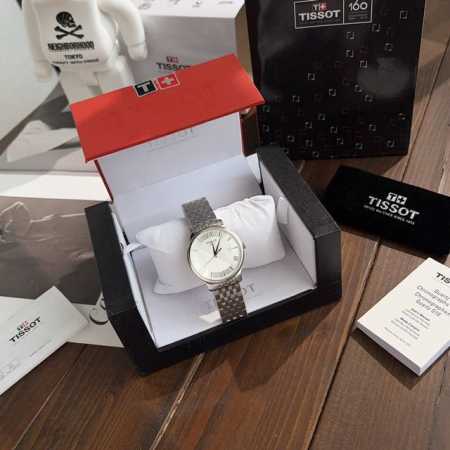 天梭T063俊雅系列，简约的表盘设计，表径42Mm，约7毫米超薄表盘，上手舒适！简单优雅的设计深受消费者喜爱，原装瑞士Eta石英机芯，稳定性毋庸置疑，蓝宝石镜面 - 点击图像关闭