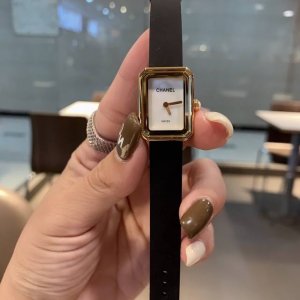 香奈儿 premièRe Mini系列 全新橡胶表带与略呈方形的表壳相映成趣 以简约的形式设计风格 更显优雅