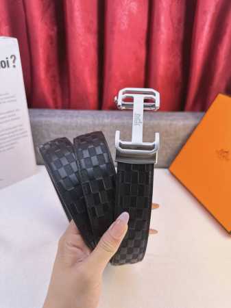 特 品牌： 爱玛士 新款进口3. 5自动扣头层小牛皮，手感细腻柔软。搭配纯钢自动精品钢扣，男士必备！宽度： 3.5Cm自动钢扣头层牛皮皮带 - 点击图像关闭