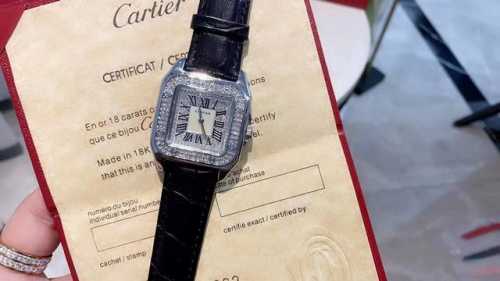 卡地亚 专柜同款 女士腕表 满钻 搭配贝壳面 超级爆该款腕表备受女性喜爱，在不同的场合映耀着她们各自的独特个性与迷人风华 进口石英机芯 头层牛皮表带 店内现货实