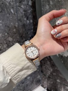 白 金 钢带20陶瓷 金 欧米茄-Omega女士腕表原装石英机芯 316L精钢表壳 矿物质玻璃镜面 精钢表带 28Mm厚8Mm如果今天的阳光停止了它耀眼的光芒。