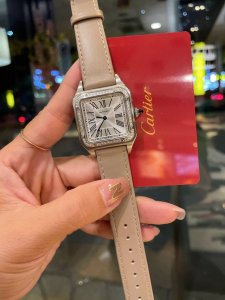 白 金 钻30 升级版品质 Santos-Dumont卡地亚山度士超薄杜蒙系列腕表，知性女士腕表，316L精钢表壳，蓝色尖晶石圆珠把头，阳光射线纹饰磨砂效果，经