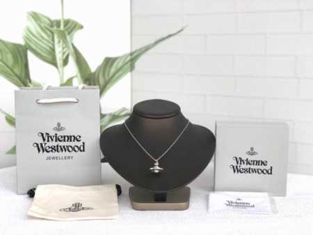 Vivienne Westwood 西太后 限定款土星星球吊坠锁骨项链 朋克教母Vivienne Westwood惯用的皇冠、星球及骷颅、以高彩度的色泽出现在胸 - 点击图像关闭