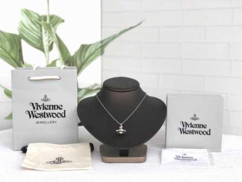 Vivienne Westwood 西太后 限定款土星星球吊坠锁骨项链 朋克教母Vivienne Westwood惯用的皇冠、星球及骷颅、以高彩度的色泽出现在胸