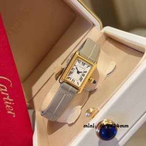 白壳 金 ，钻30 2025年卡地亚经典重塑，卡地亚将经典坦克腕表缩小尺寸，推出全新迷你坦克石英手表系列。纤细表壳，精致比例，完美贴合手腕，尽显女性优雅。金色表