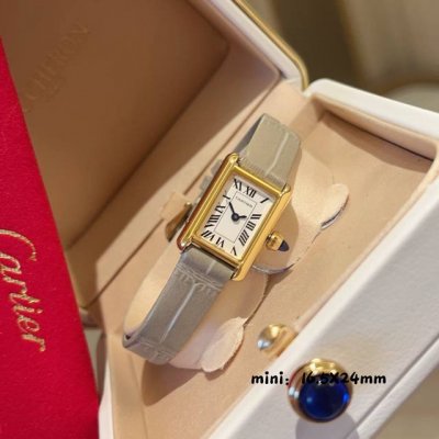 白壳 金 ，钻30 2025年卡地亚经典重塑，卡地亚将经典坦克腕表缩小尺寸，推出全新迷你坦克石英手表系列。纤细表壳，精致比例，完美贴合手腕，尽显女性优雅。金色表