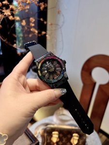 太阳花经典融合系列村上隆腕表 507.Cx.9000.Rx.Tak21 限量典藏200枚 表壳：缎面抛光 直径 45毫米，厚度13.45毫米 防水深度30米 表