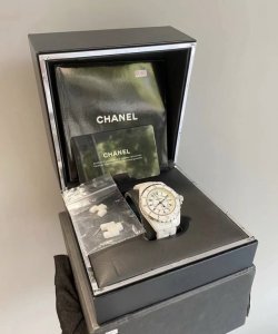 香奈儿Chanel J12系列 型号H0968，石英女表，33表径，最好卖最火的全白陶瓷，永不磨损，白色表盘，黑色指针，可旋转外圈，专柜公价48750