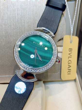 批P圆钻 独家实拍，认准品质与细节 全新升级bvlgari 宝格丽 奢华品质 采用意大利娟丝和竹节纹小牛皮，超级柔软贴手。圈口镶石由全手工镶施华洛钻打造而成。把 - 点击图像关闭
