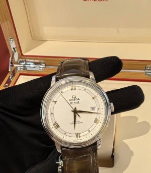 欧米茄蝶飞二代424.13.40.20.02 2 表径39.5Mm 经典的大三针设计