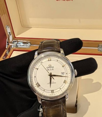 欧米茄蝶飞二代424.13.40.20.02 2 表径39.5Mm 经典的大三针设计