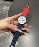 Fila斐乐 好喜欢这块美式复古风的小手表呀 红色蓝色的搭配 是活力青春的象征 男女同款的呢～ 现在搭配卫衣还不错哦