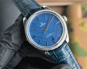 白壳 玫金 重磅推出Omega 欧米茄碟飞名典大三针系列手动机械 腕表 至臻天文台表径 40毫米，购入原版开模，历时14个月，整体表壳采用原装精钢材质打造，同步