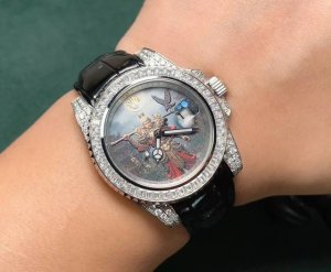 劳力士Rolex 黑神话悟空系列顶级玩物毒货，不喜欢撞款街表水鬼的你，他绝对是你的知音。用劳力士最经典的潜航系列水鬼作为原型，经过圈口的二次改装，然后镶嵌顶级天