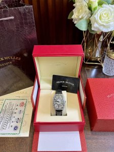 FFFH 图片同款包装25 法兰克穆勒Franck Muller Heart 系列蕴含婉约女性美感，精致而感性。漆制表盘有太阳射线纹理装饰，镶饰黑色数字刻度，精