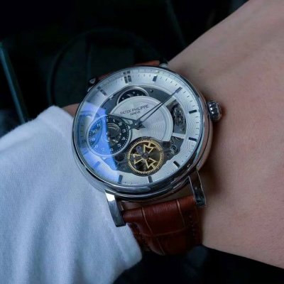 白 金 品牌:百达翡丽 多功能镂空飞轮，浩瀚大气 奢华大气类型：精品男士腕表 新品 表带：真牛皮表带 舒适 361精钢表带 耐用 机芯:高级机械机芯 稳定 材料