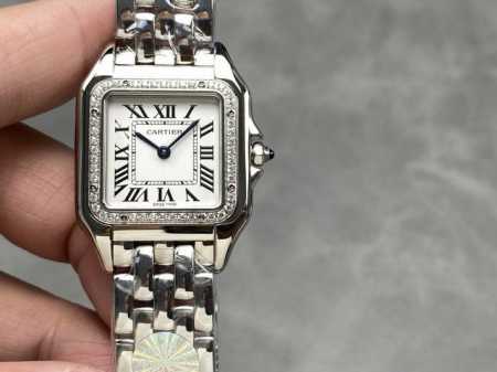 J12厂 最新升级版本 中号27X37Mm PanthèRe De 猎豹腕表使用方形双层表壳看起来更加立体大方，更加突显出腕表的优雅与经典。白色表盘上，式时标设 - 点击图像关闭