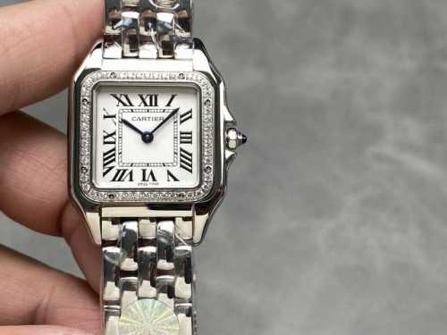 J12厂 最新升级版本 中号27X37Mm PanthèRe De 猎豹腕表使用方形双层表壳看起来更加立体大方，更加突显出腕表的优雅与经典。白色表盘上，式时标设